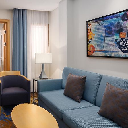 فندق شيراتون مكة جبل الكعبة المظهر الخارجي الصورة A living room in a suite at the Hilton San Francisco Airport