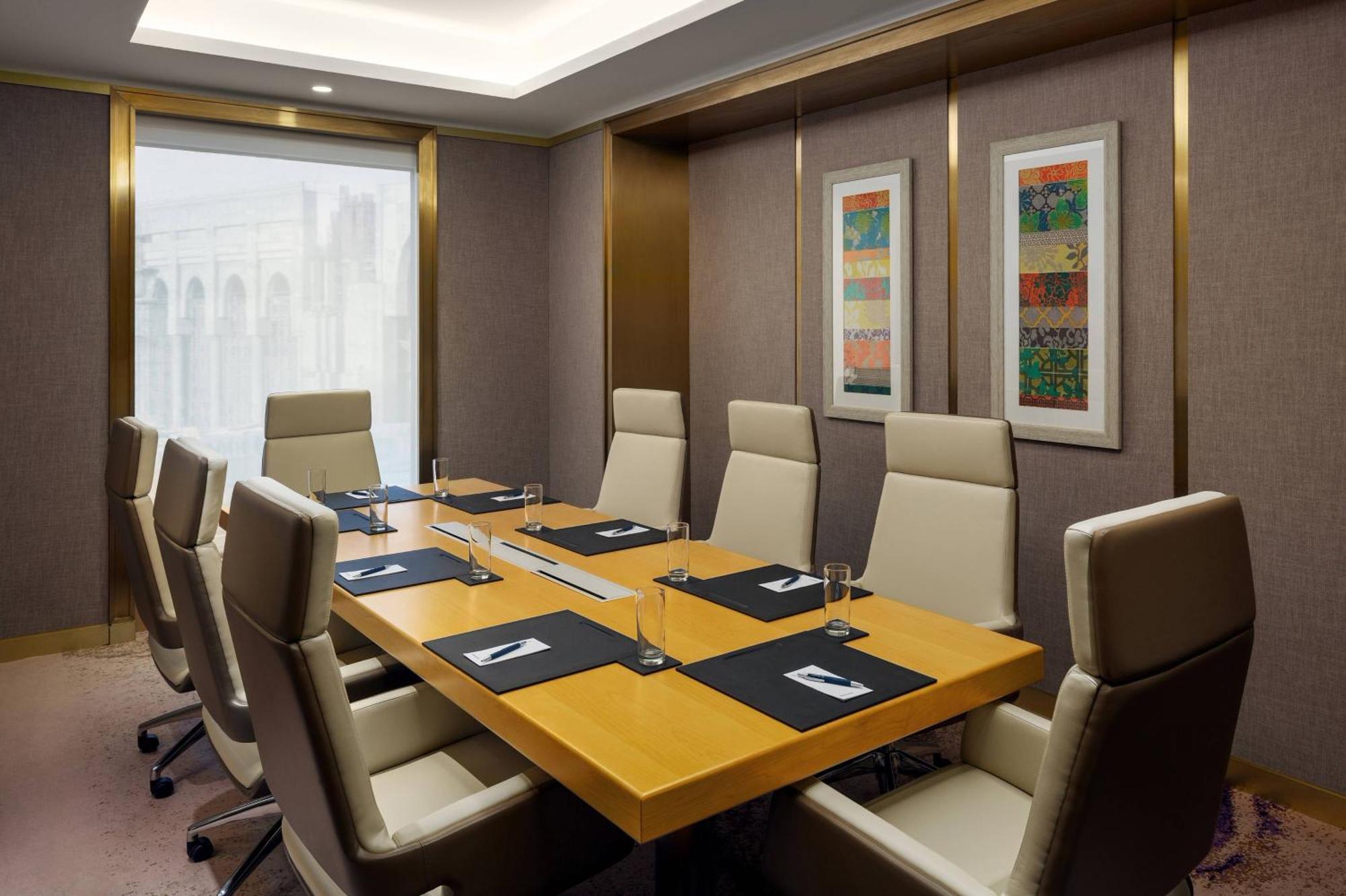 فندق شيراتون مكة جبل الكعبة المظهر الخارجي الصورة Boardroom at the Conrad Dubai
